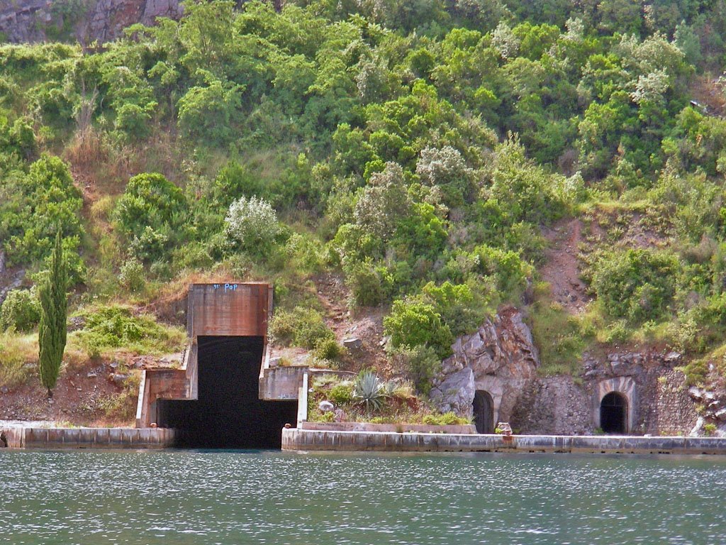 Заброшенная база подводных лодок в Черногории